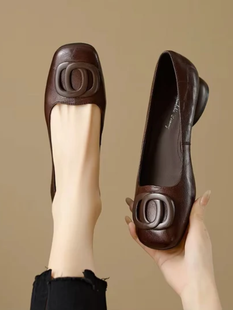 Leonora - Damesmodel van leer met elegante vierkante neus