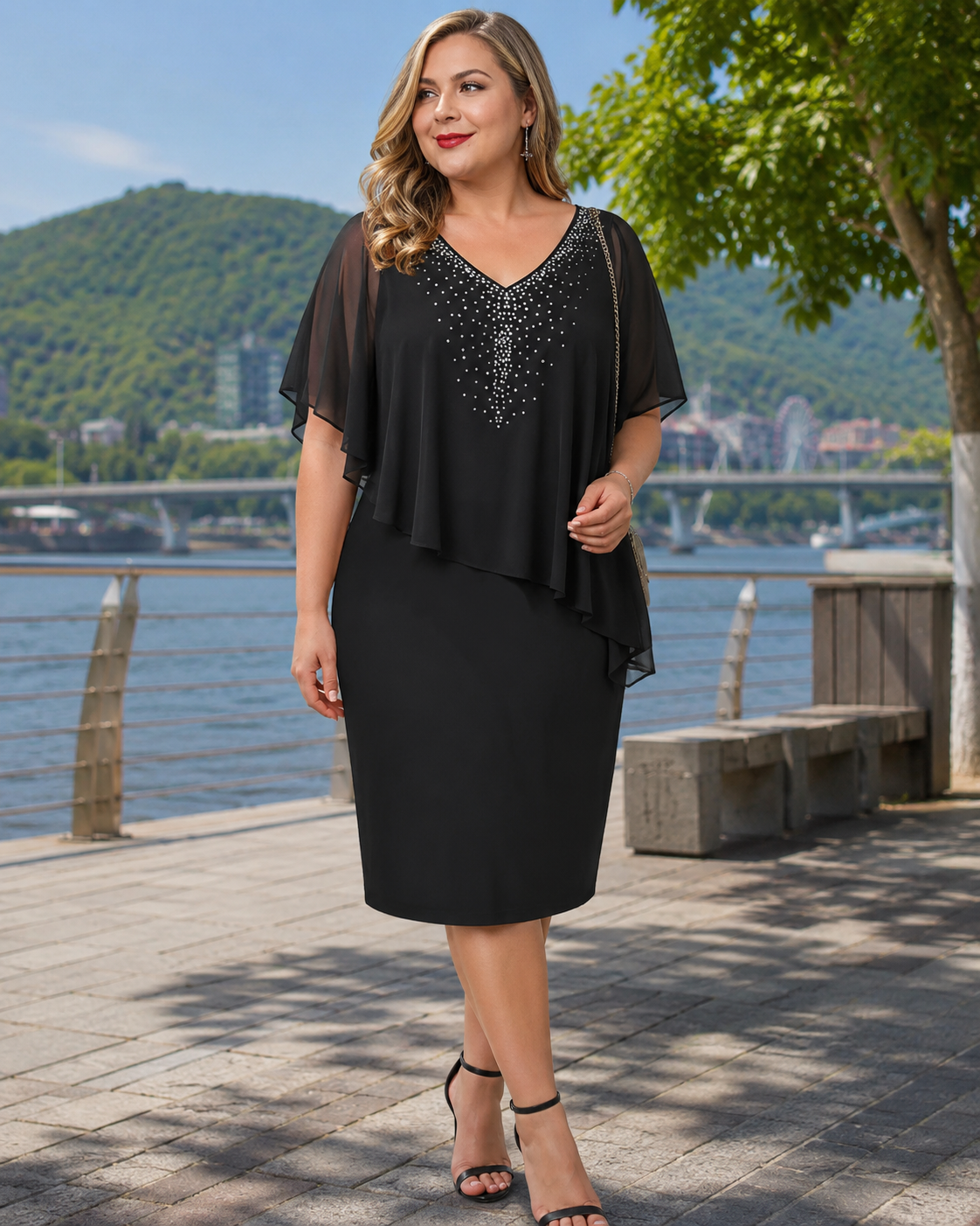 Lorenne - Damescape jurk met strass en chiffon overlay