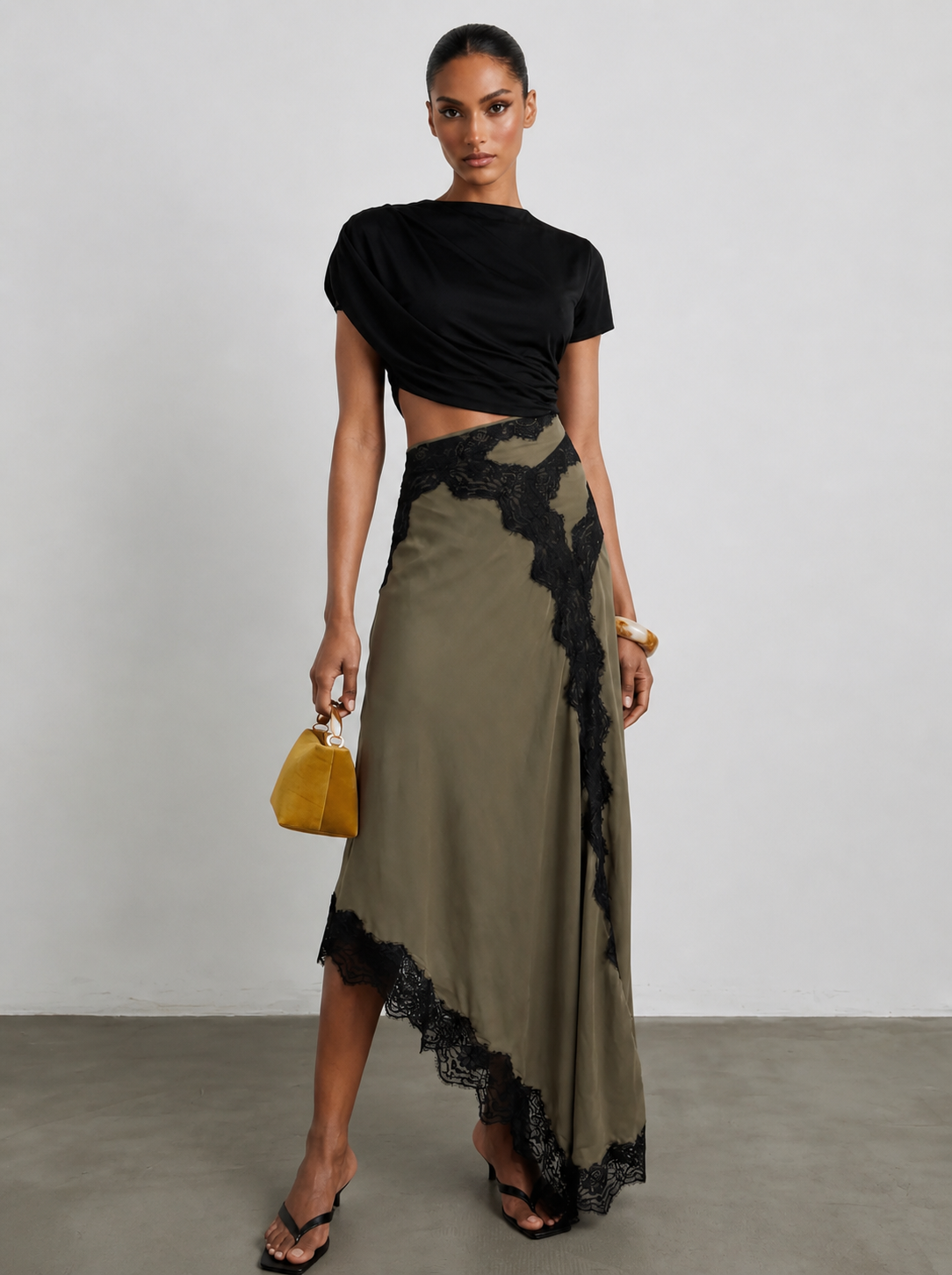 Griselune - Damesoutfit met asymmetrische zwarte top en elegante maxi-lace rok