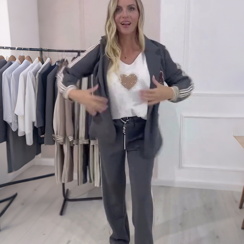 Solveig - Vrouwenensemble met gestreepte blazer en brede broek