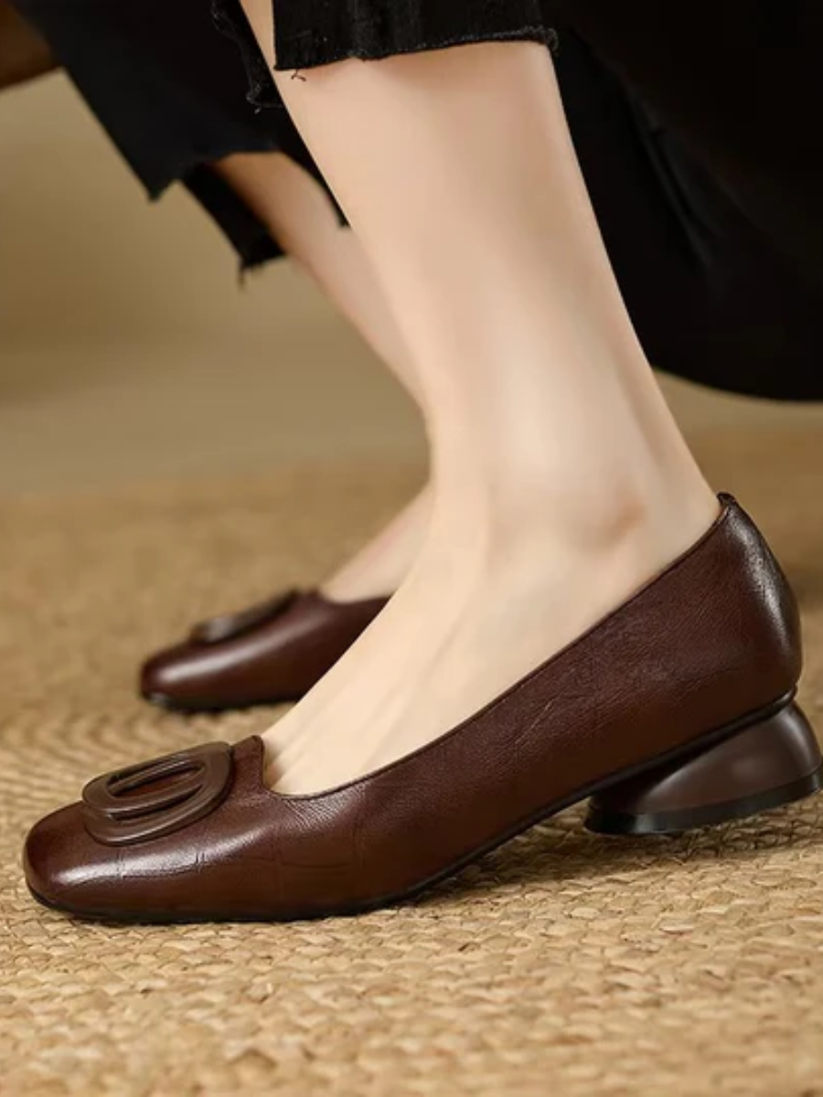 Leonora - Damesmodel van leer met elegante vierkante neus