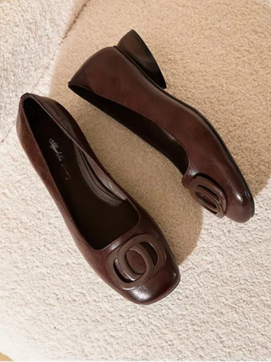 Leonora - Damesmodel van leer met elegante vierkante neus