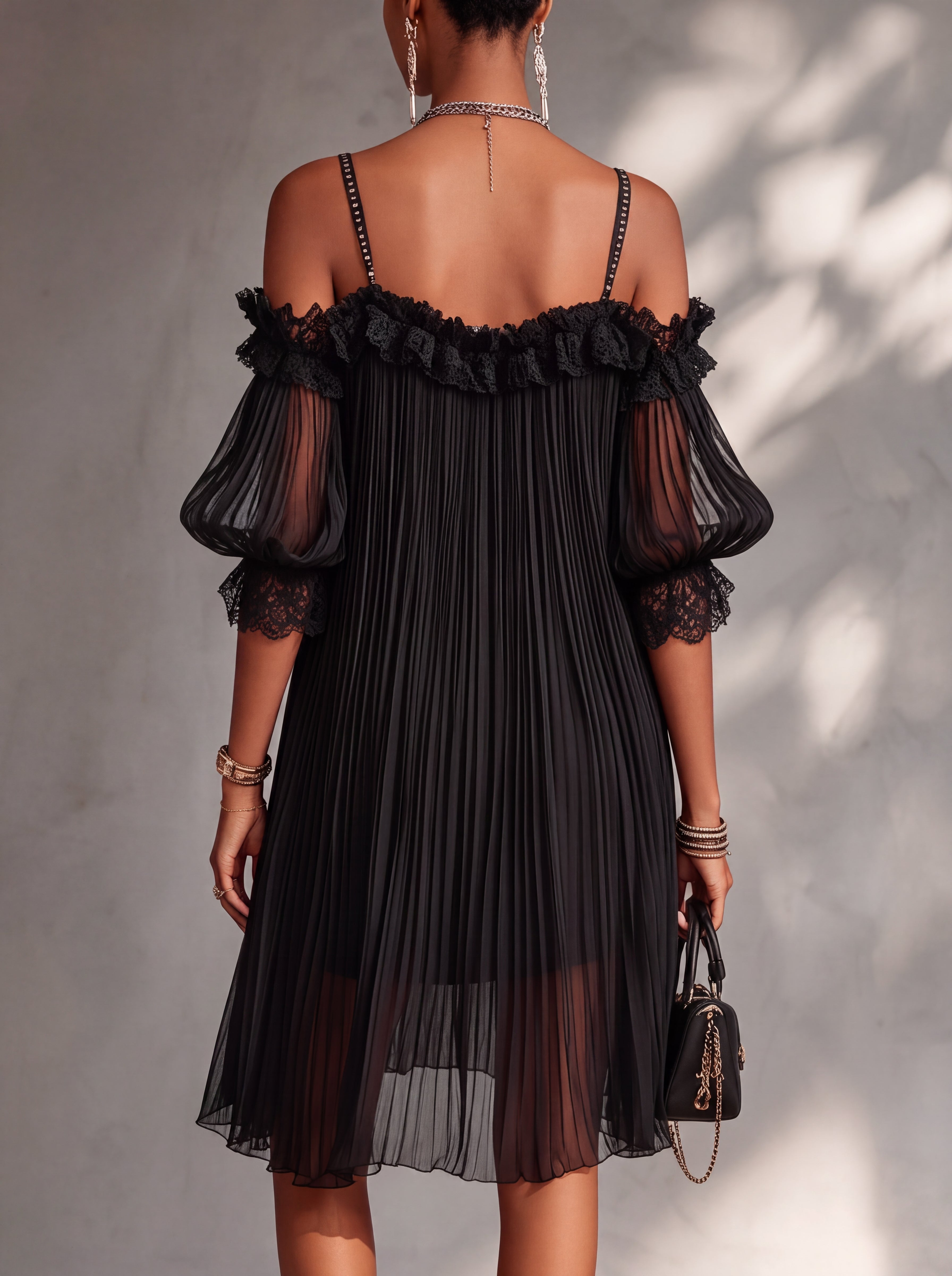 Ksenia - Mini zwarte chiffon jurk voor vrouwen met schoudervakken en kant