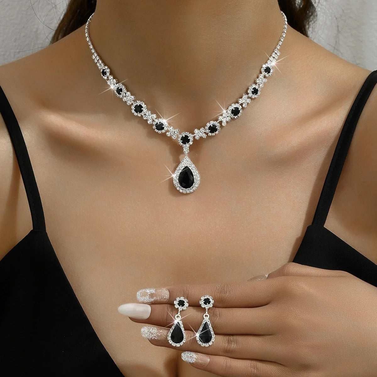 Gwenelivra - Elegant Sieraadset in Diepblauwe Zirkonia
