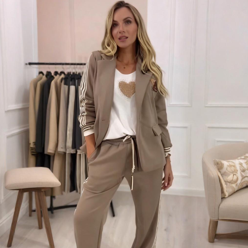 Solveig - Vrouwenensemble met gestreepte blazer en brede broek