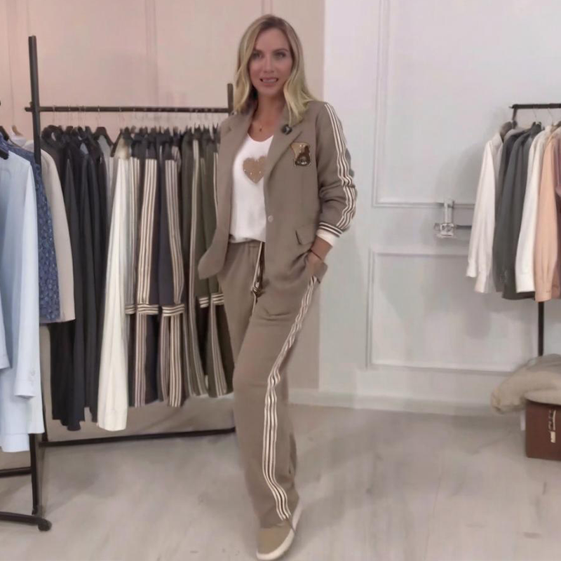 Solveig - Vrouwenensemble met gestreepte blazer en brede broek
