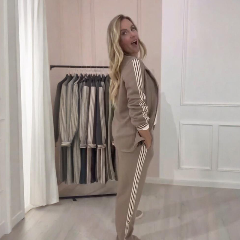 Solveig - Vrouwenensemble met gestreepte blazer en brede broek