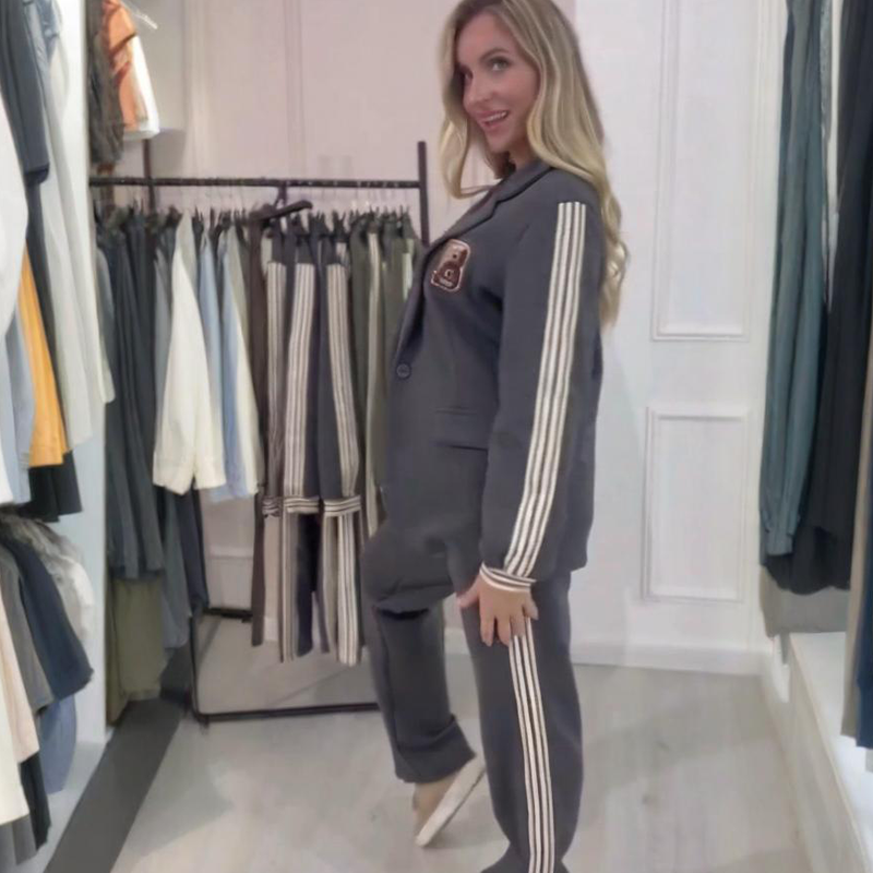Solveig - Vrouwenensemble met gestreepte blazer en brede broek